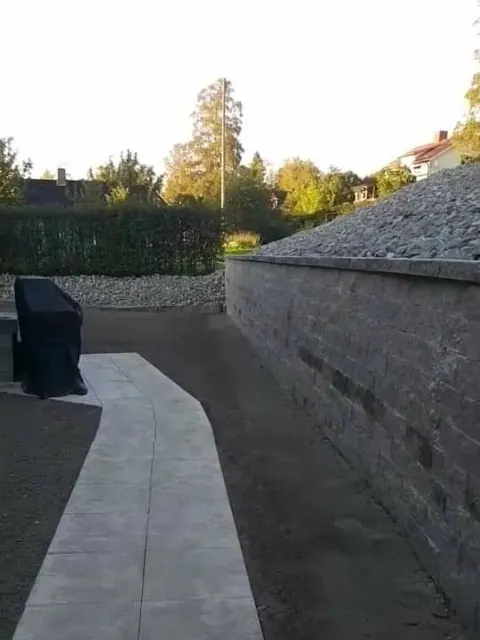 Tomt och mur, Alnö, bild 2