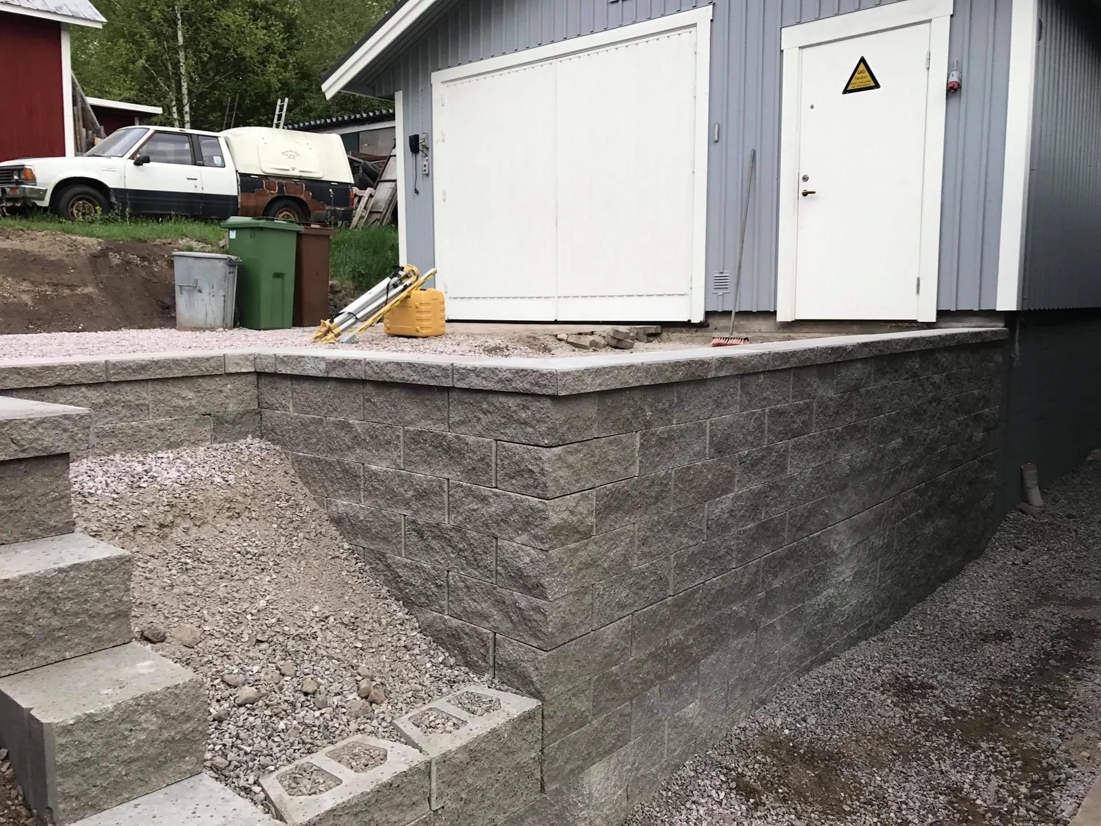 Ny mur och stensättning på en villatomt